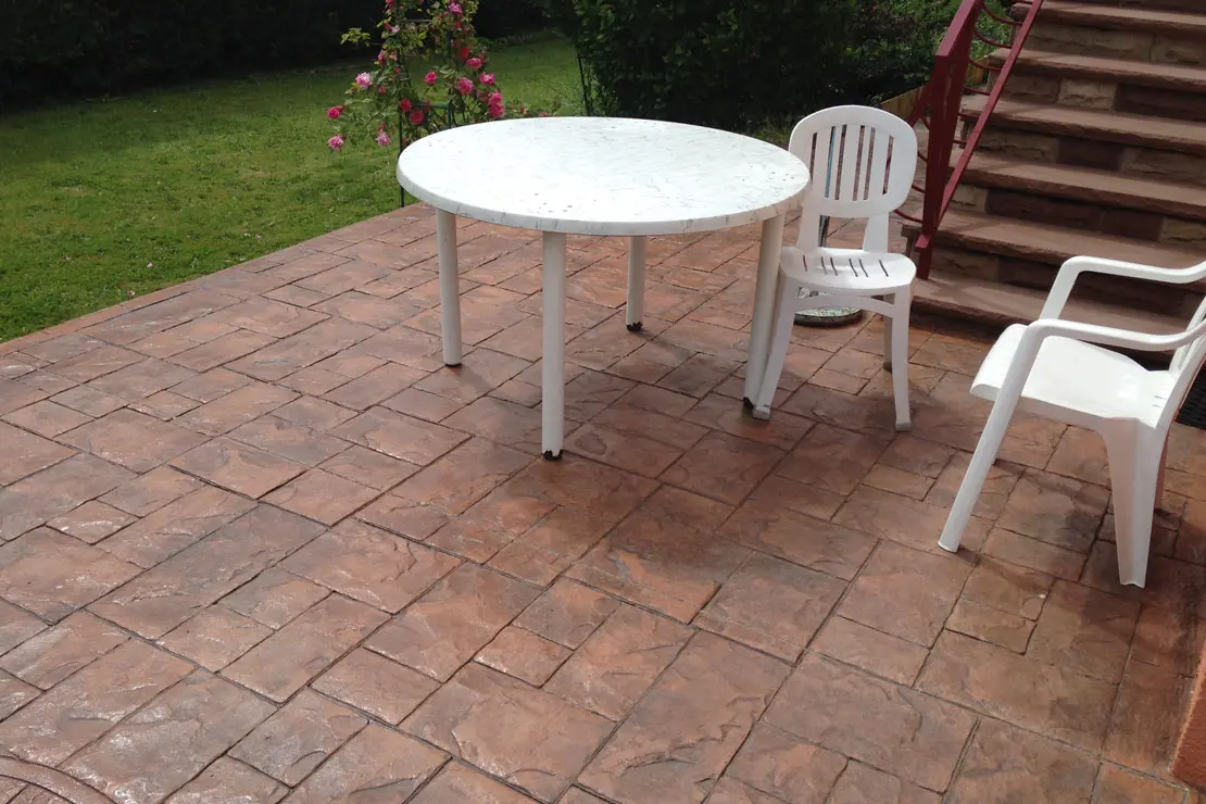 Logement avec sol en béton imprimé dans le salon extérieur à La Roche-sur-Yon